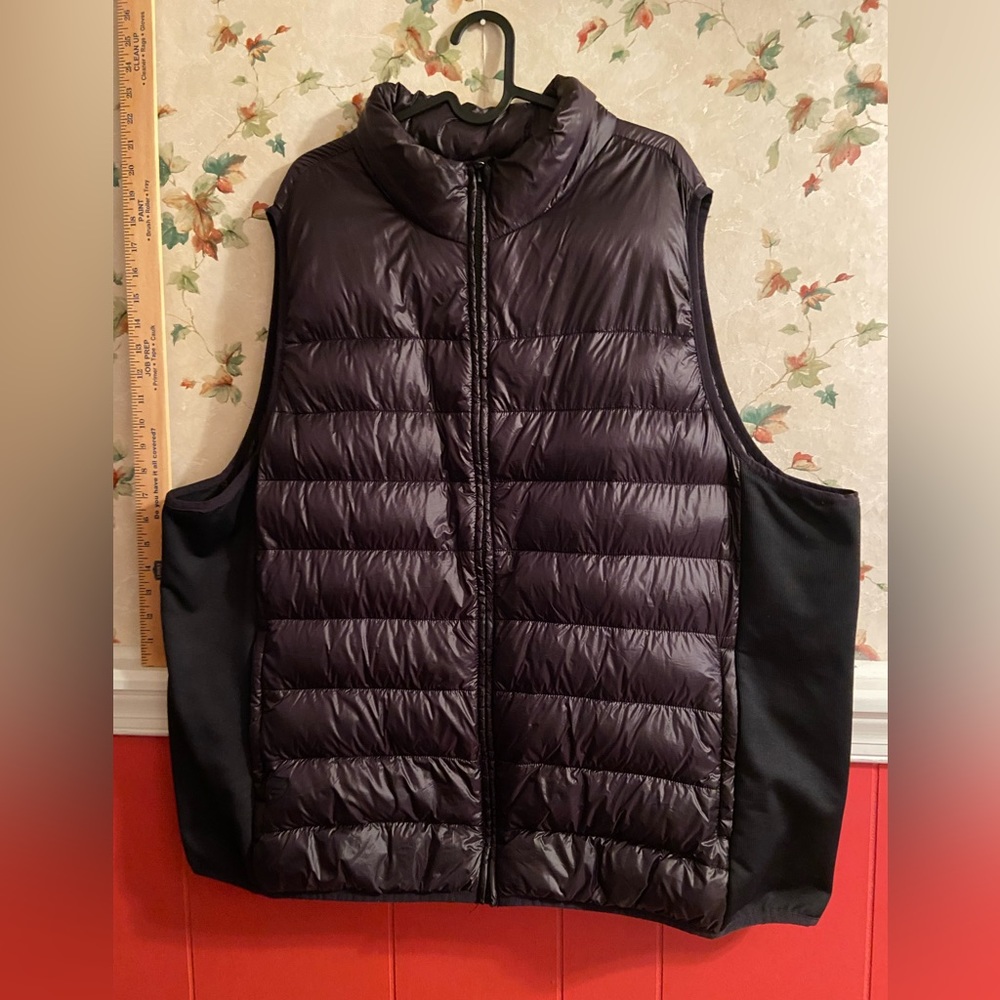 Fabletics Ladies nylon puffer vest. 2x black zipper closer and pockets